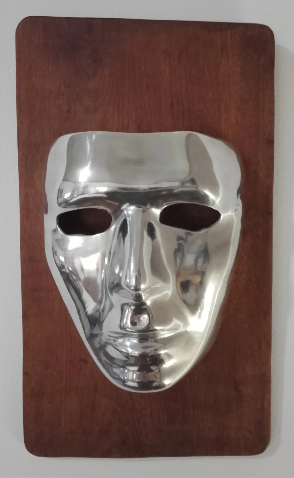 Masque en Aluminium sur support bois 31 X 18 — Artisanat D'art